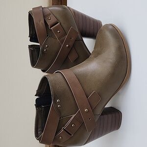 Soda‎ womens size 7 Green booties Western brown buckle strap